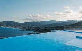 Ein wahres Highlight ist der 20m lange Infinitypool mit dem traumhaften Ausblick über Sarti